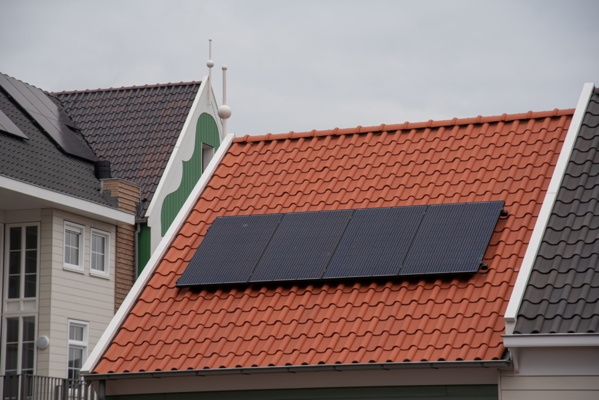 Foto van zonnepanelen op Zaans dak