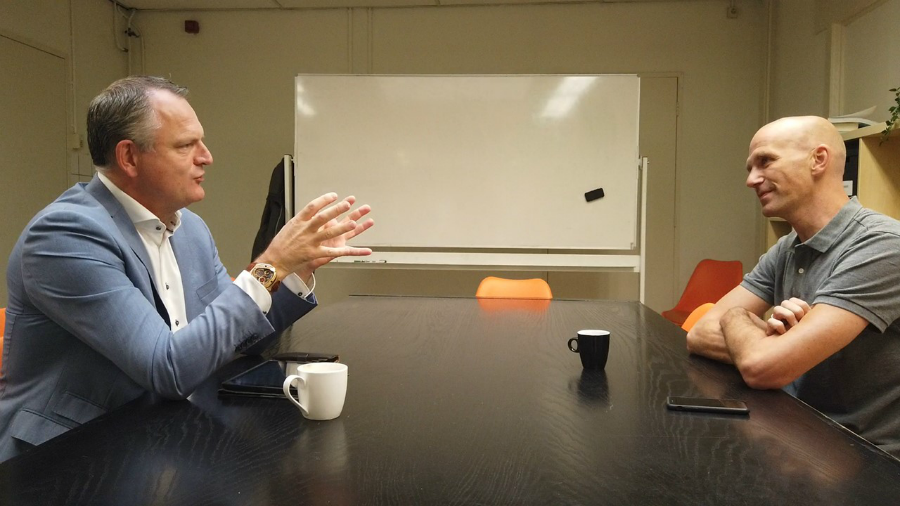 wethouder Gerard Slegers en ondernemer Maarten Alleman in gesprek aan tafel