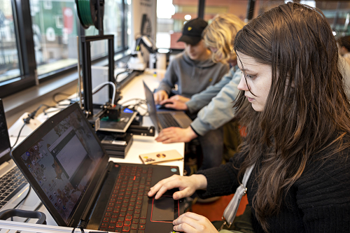 foto van een jonge vrouw achter een laptop bij de techniekcampus